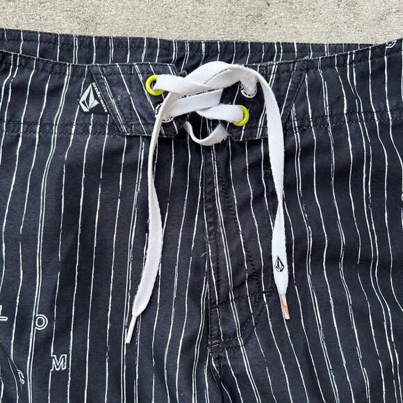 Mens Y2K Volcom cargo style swim trunks black striped size 32 - Picture 2 of 6